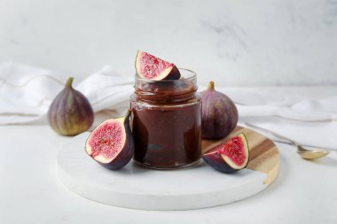 Mermer zemin üzerinde tatlı incir reçeli dolu tahta