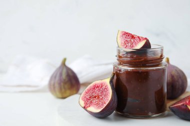 Mermer zemin üzerinde tatlı incir reçeli dolu tahta