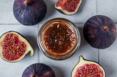 Beyaz fayanslı tatlı incir reçeli kavanozu