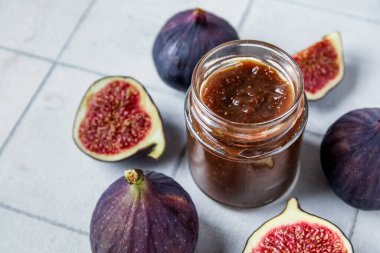 Beyaz fayanslı tatlı incir reçeli kavanozu