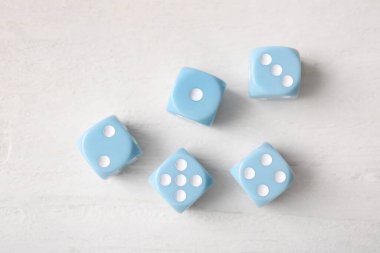 Beyaz arkaplanda mavi oyun zarları