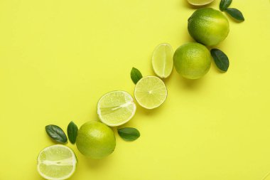 Yeşil arka planda taze limon ve yapraklar