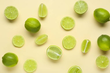 Bej arkaplanda taze limonlar