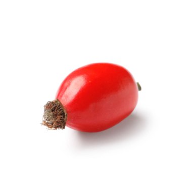 Beyaz arka planda taze gül kalçası üzümü