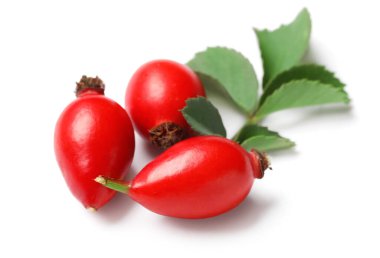 Taze gül böğürtlen ve beyaz arka planda yapraklar