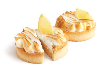 Beyaz arka planda lezzetli limonlu tartlar.
