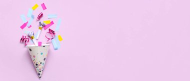 Düdüklü parti şapkası ve leylak arkaplanlı konfeti.