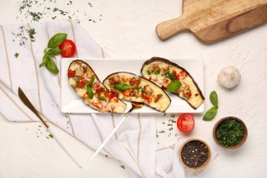 Beyaz arka planda domates, dereotlu, sarımsaklı, biberli ve fesleğenli patlıcan dolması