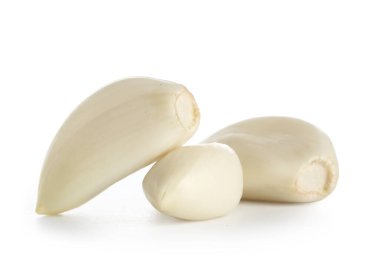 Beyaz arka plan üzerinde diş taze sarımsak