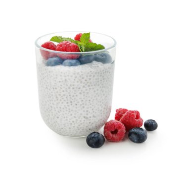 Beyaz arka planda yaban mersini, ahududu ve nane yapraklı lezzetli chia tohumu pudingi.