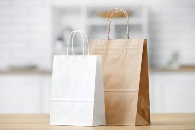 Mutfaktaki masada kağıt torbaları var.