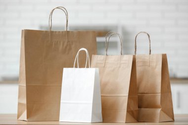 Mutfaktaki tahta masada kağıt torbalar.