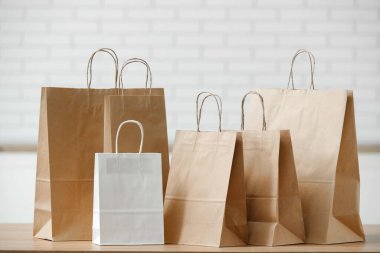 Mutfaktaki tahta masada kağıt torbalar.