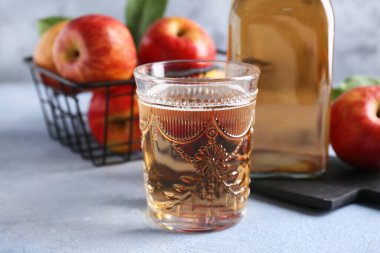 Şişe ile taze meyve ve gri grunge arka planda bir bardak elma şarabı