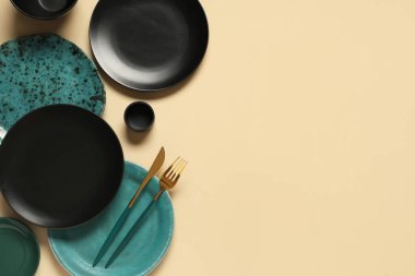 Bej arka planda tabak ve çatal bıçak seti