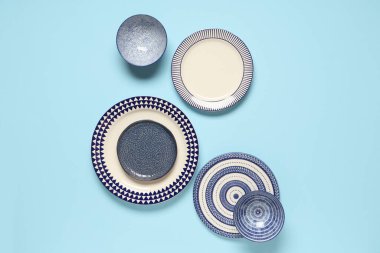 Mavi zemin üzerinde temiz tabak ve kaseler