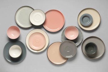 Gri arkaplanda temiz tabak ve kaseler