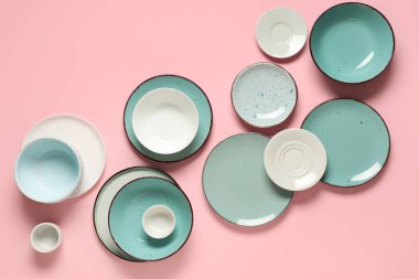 Pembe arka planda temiz tabak ve kaseler.