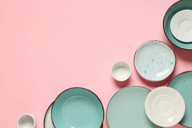 Pembe arka planda temiz tabak ve kaseler.