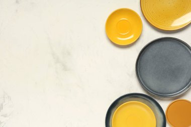 Beyaz arkaplanda farklı temiz plakalar