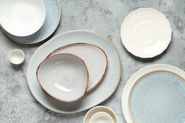 Gri arkaplanda farklı temiz plakalar