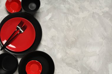 Gri arkaplanda farklı temiz tabakalar ve siyah çatallar