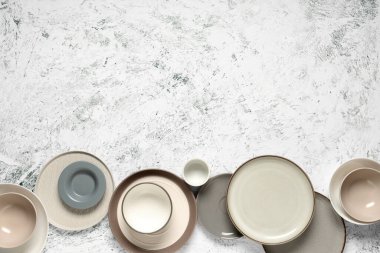 Beyaz grunge arka planında farklı temiz plakalar