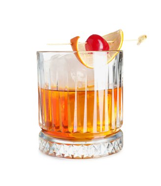 Beyaz arka planda bir bardak lezzetli eski moda kokteyl.