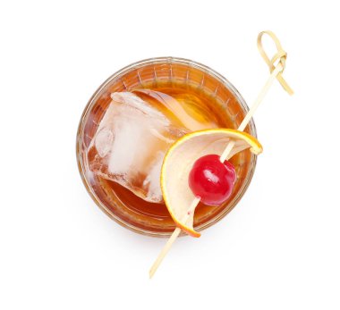 Beyaz arka planda bir bardak lezzetli eski moda kokteyl.