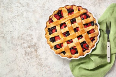 Beyaz grunge arka planda lezzetli meyveli turta ve çatallı fırın yemeği.