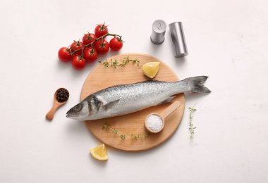 Taze çiğ deniz kabuğu balıklı ahşap tahta tahta ve beyaz arka planda farklı malzemeler.