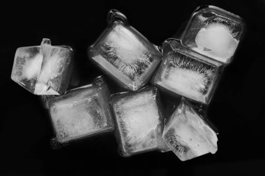 Siyah zemin üzerinde uçan buz küpleri, yakın plan