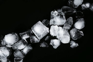 Siyah arkaplanda buz küpleri