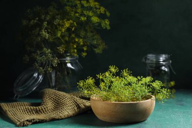 Gri yeşil grunge arka planda taze dereotlu kase, yakın plan.