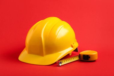 Kırmızı arkaplanda ölçüm bandı olan sarı başlık