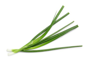 Beyaz arkaplanda taze yeşil soğan