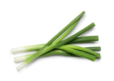 Beyaz arkaplanda taze yeşil soğan