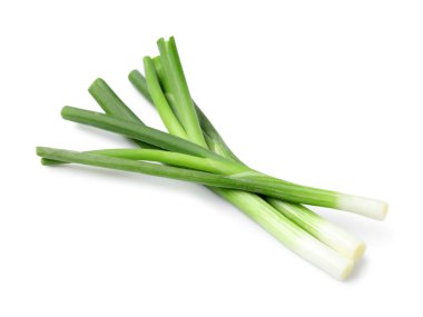 Beyaz arkaplanda taze yeşil soğan