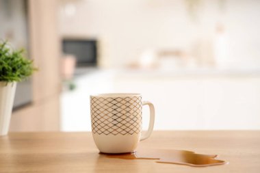 Bardak ve kahve mutfakta masanın üzerine döküldü, yakın plan.