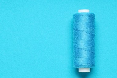 Mavi arka plan iş parçacığında makarası