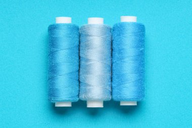 Mavi arkaplanda iplik makaraları