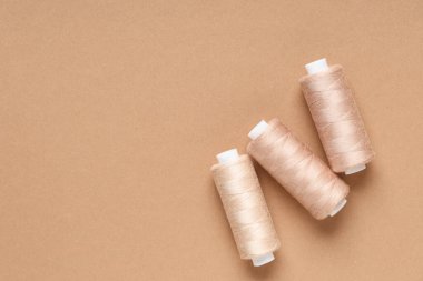 Kahverengi arkaplanda iplik makaraları