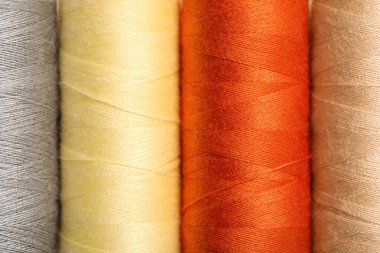 Arkaplan olarak farklı iplik makaraları kümesi, yakın plan