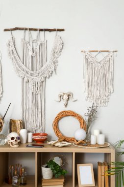 Büyülü özellikler cadının odasındaki raflarda.