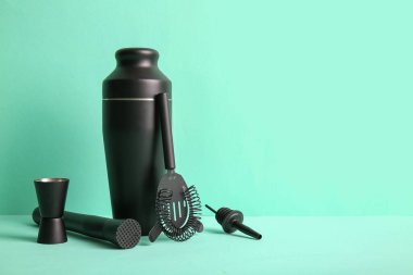 Renk arkaplanında ölçü kabı, karıştırıcı, şişe doldurucu ve süzgeçli titretici