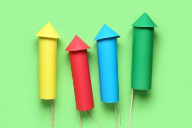 Yeşil arka planda renkli havai fişekler