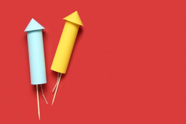 Kırmızı arka planda mavi ve sarı havai fişekler