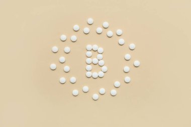 Bej arka planda B vitamini hapları