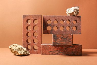 Turuncu arka planda taşlı kahverengi tuğla