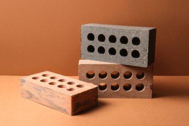 Turuncu arkaplanda farklı tuğlalar